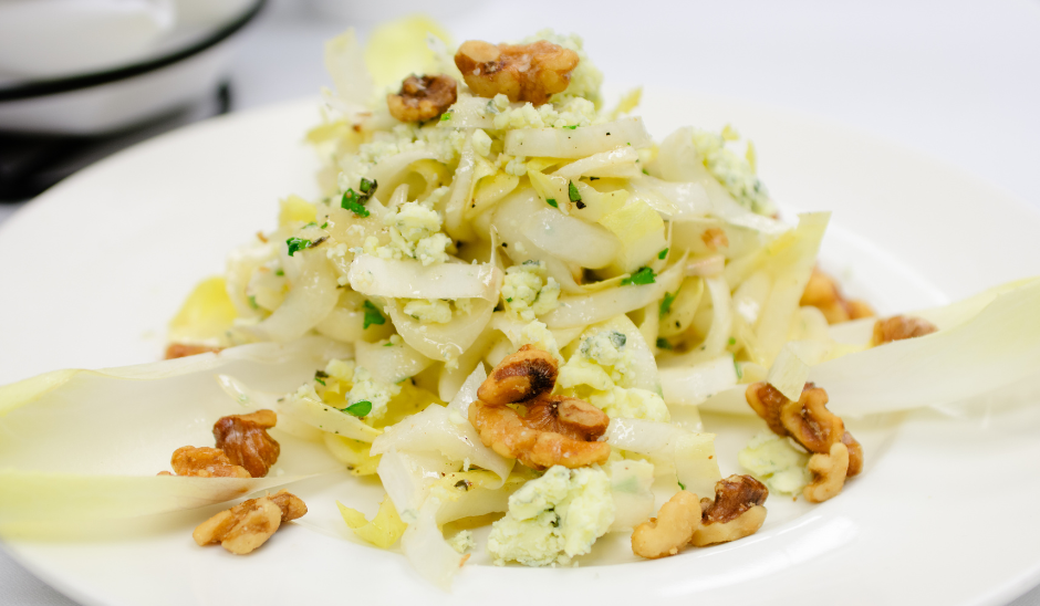 Salade d’endives au bleu et aux noix